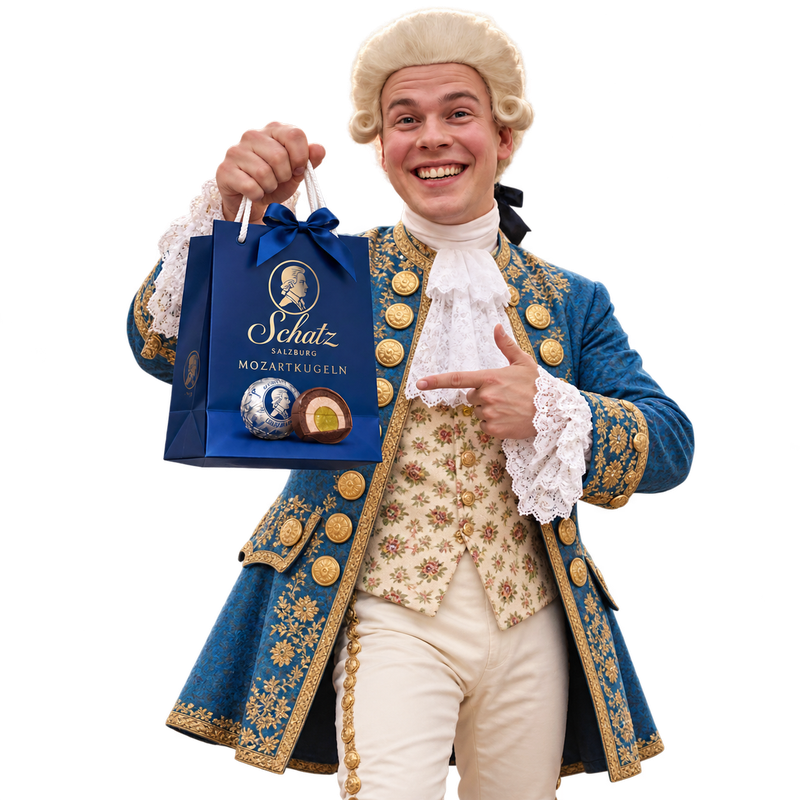 Woiferl im Mozartkostüm zeigt eine Tüte Salzburger Mozartkugeln