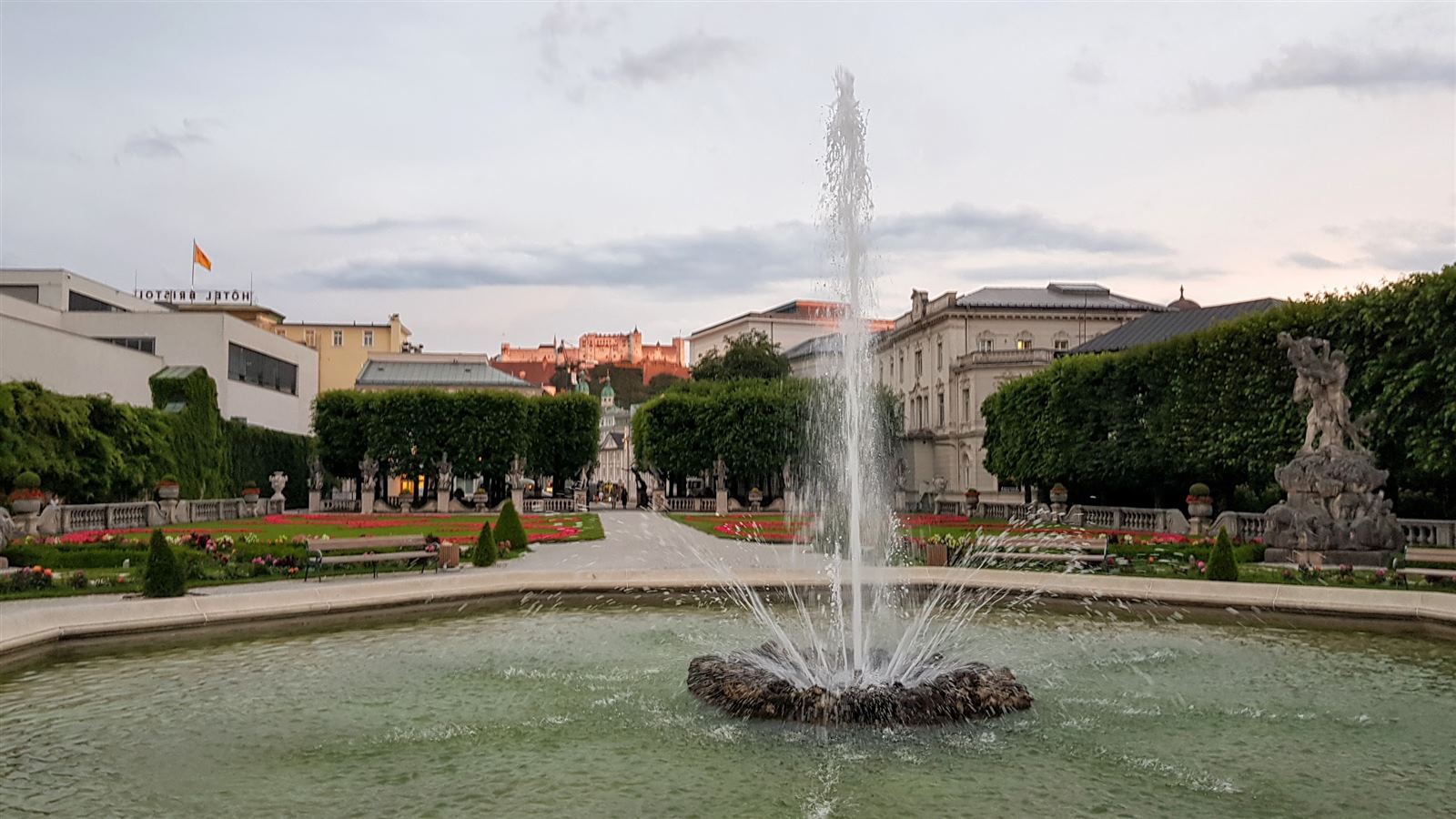 Brunnen im Salzburger Mirabellgarten, dahinter die Festung Hohensalzburg