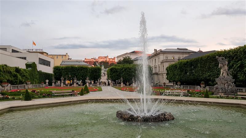 Brunnen im Salzburger Mirabellgarten mit Blick zur Festung
